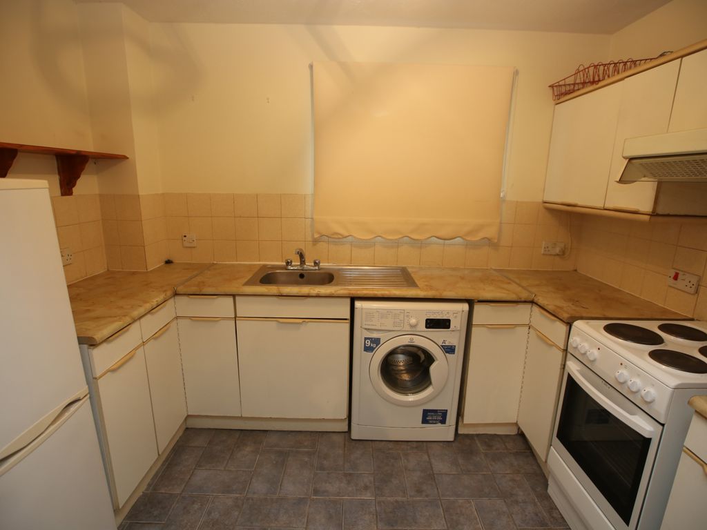 1 bed flat to rent in Raglan Close, Hounslow TW4, £1,275 pcm Zoopla