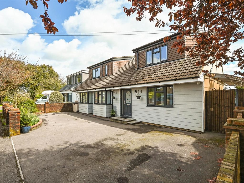 5 bed semidetached house for sale in Road, Catherington