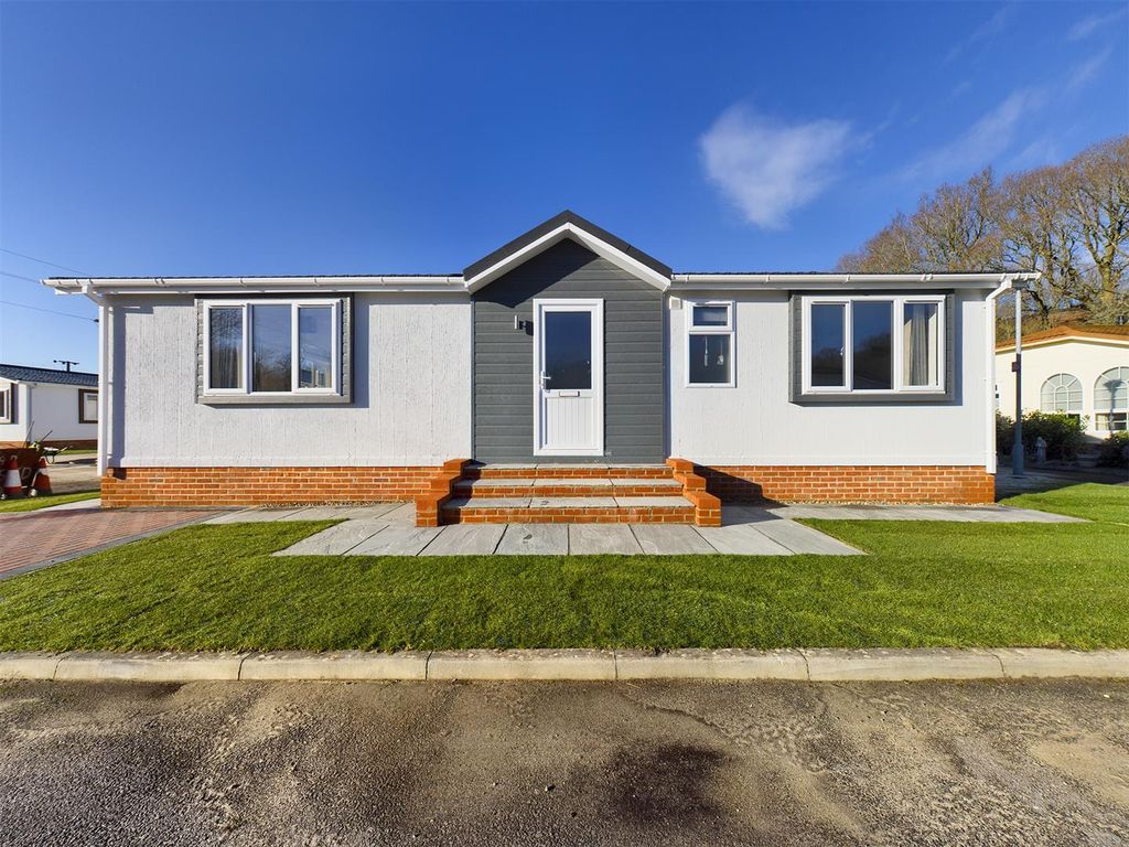 2 bed mobile/park home for sale in Water End Park, Old Basing