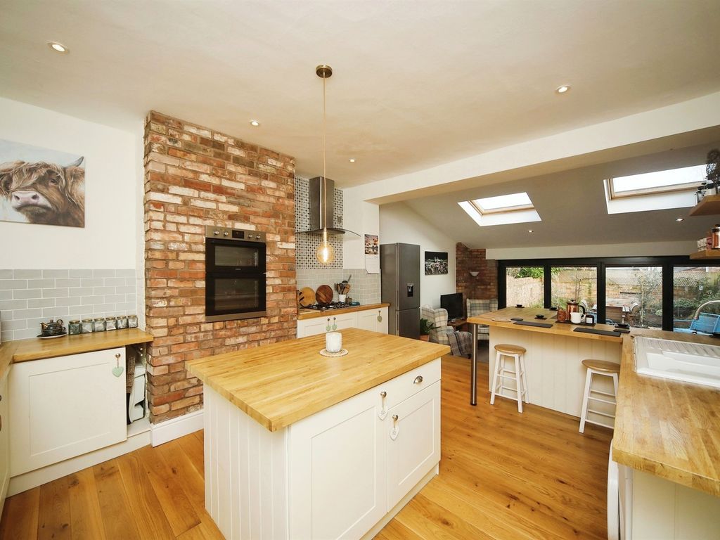 3 bed terraced house for sale in Portland Street, Taunton TA1, £350,000