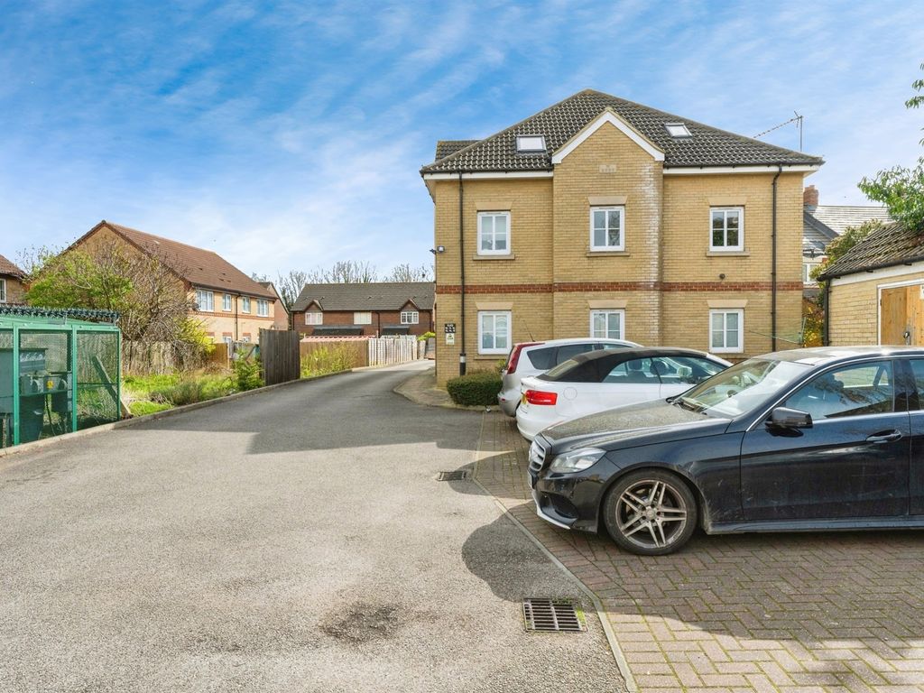 1 bed flat for sale in Walsingham Close, Bedford MK42, £145,000 Zoopla