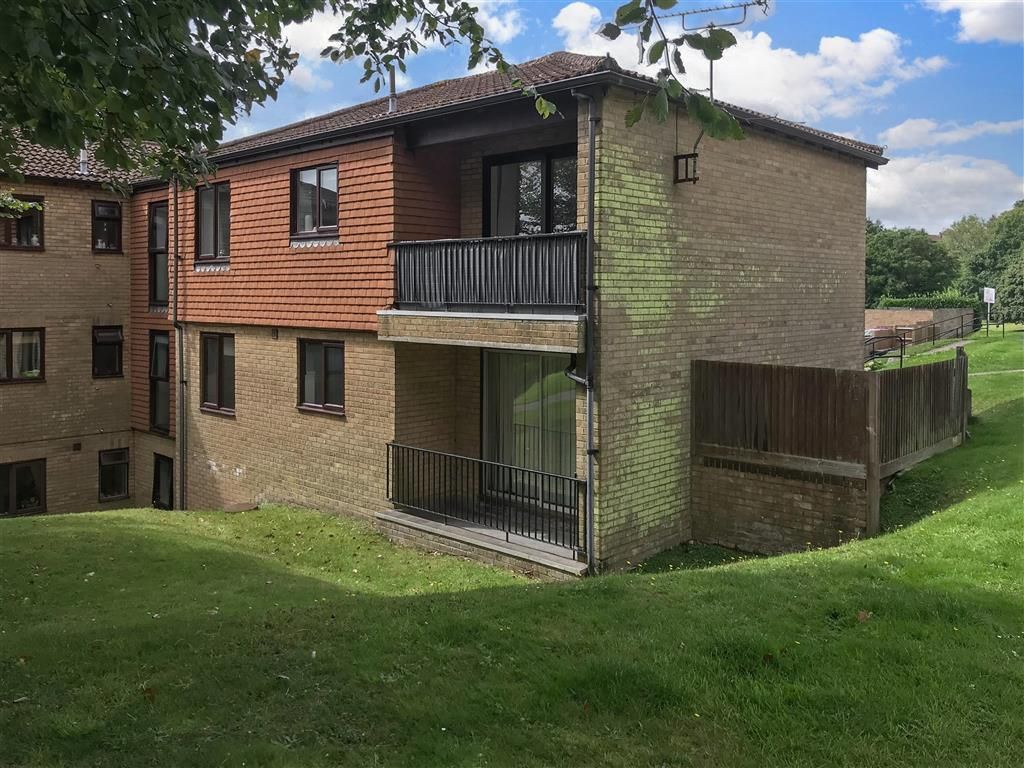 2 bed flat for sale in Montargis Way, Crowborough, East Sussex TN6, £