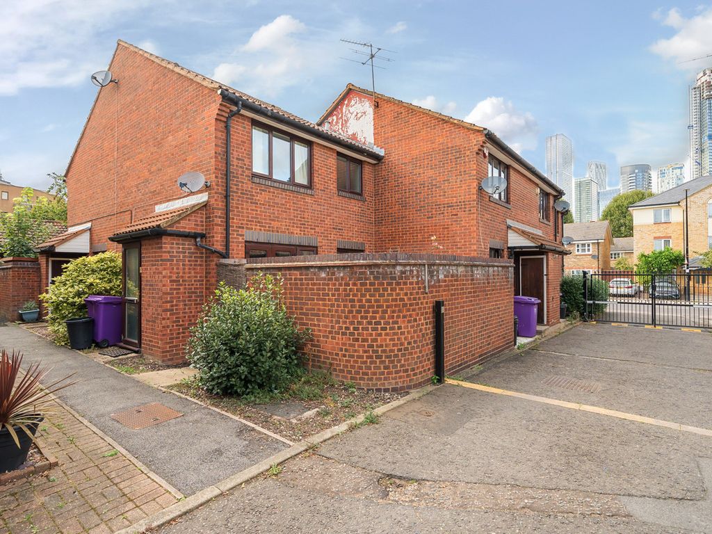 1 bed terraced house for sale in Claire Place, London E14, £400,000