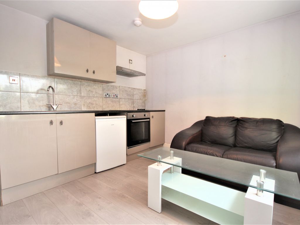 Studio to rent in 195 Urmston Lane, Manchester M32 Zoopla