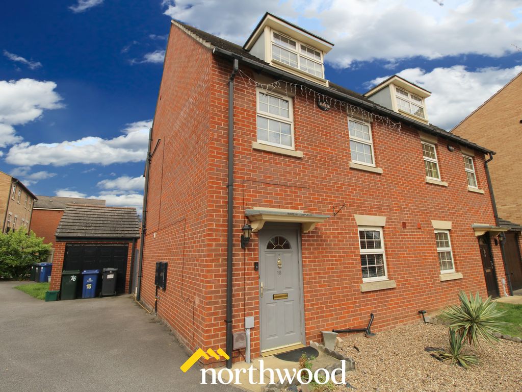 3 bed semidetached house for sale in Crofters Court, Woodfield