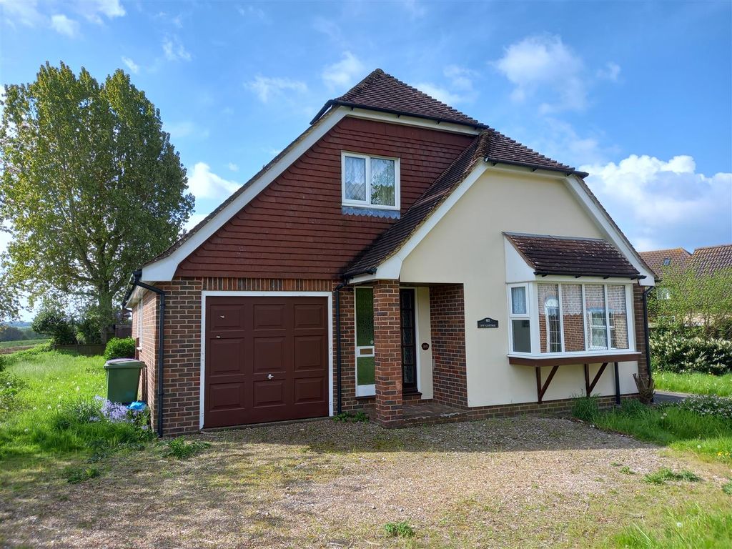 3 bed detached house for sale in Swan Lane, Sellindge, Ashford TN25, £