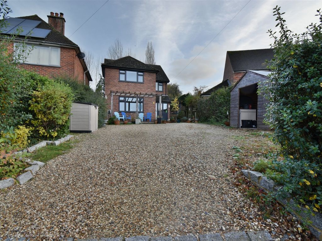 4 bed detached house for sale in Montgomery Road, Newbury RG14, £