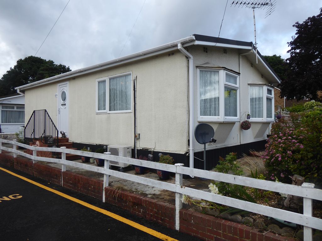 2 bed mobile/park home for sale in Martins Park, Sandy Lane, Cove