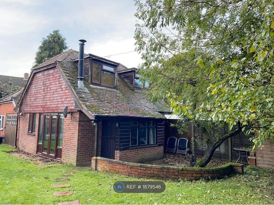 2 bed detached house to rent in Botley Road, Romsey SO51, £1,000 pcm