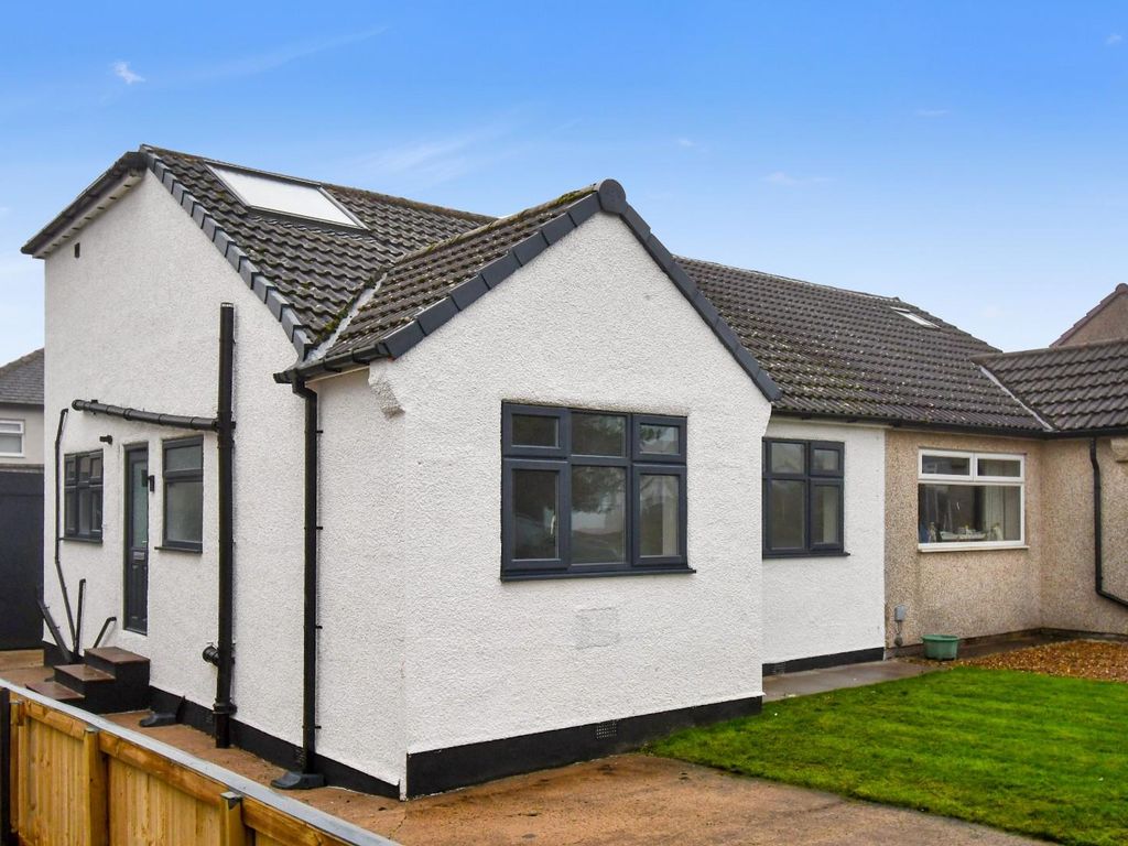 4 bed semidetached bungalow for sale in Westfield Mount, Yeadon, Leeds LS19, £319,950 Zoopla