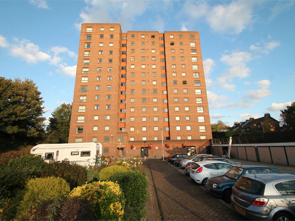 1 bed flat to rent in Rabbs Mill House, 14 Chiltern View Road, Uxbridge