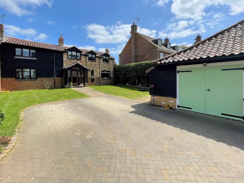3 bed barn conversion for sale in Manor Farm Barns, Church Road