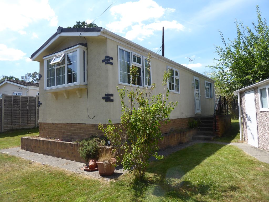 2 bed mobile/park home for sale in Warfield Park, Bracknell, Berkshire