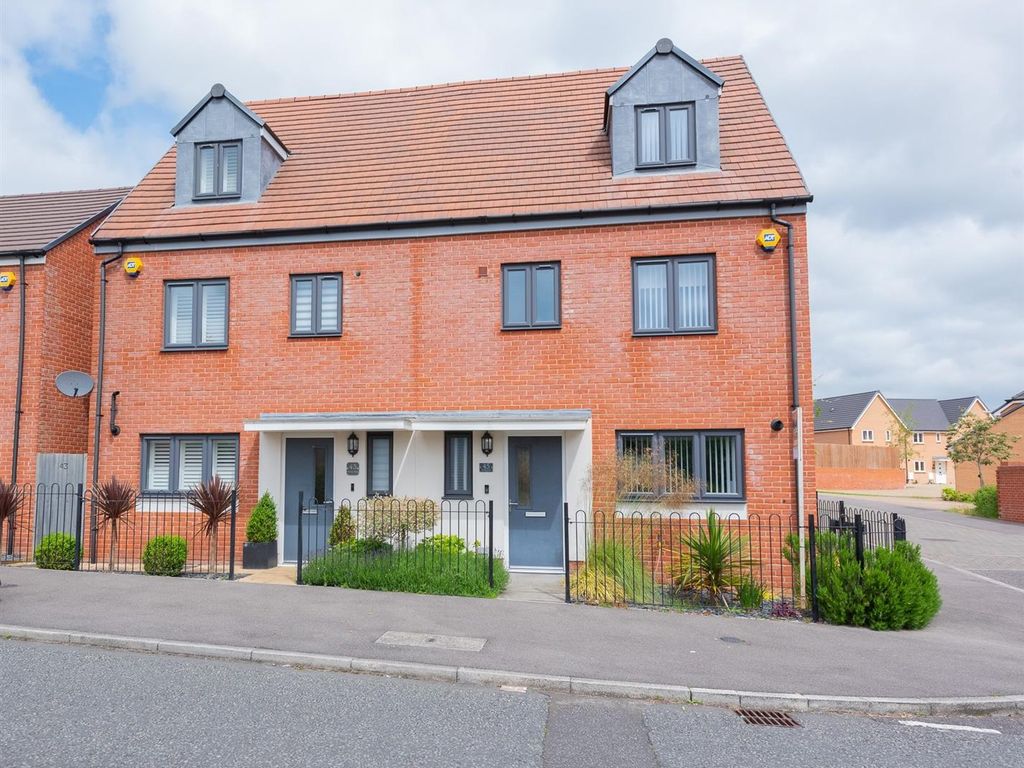 4 bed semidetached house for sale in Trinity Way, Basingstoke RG24, £