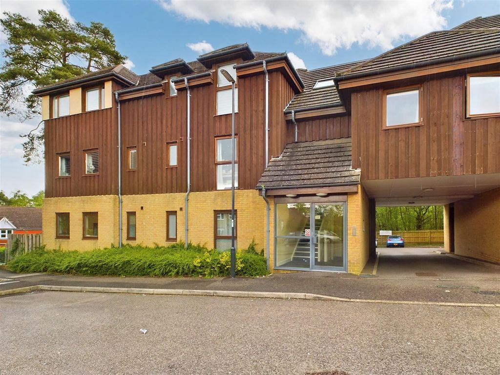 2 bed property for sale in Oakwood Court, Pease Pottage, Crawley RH11