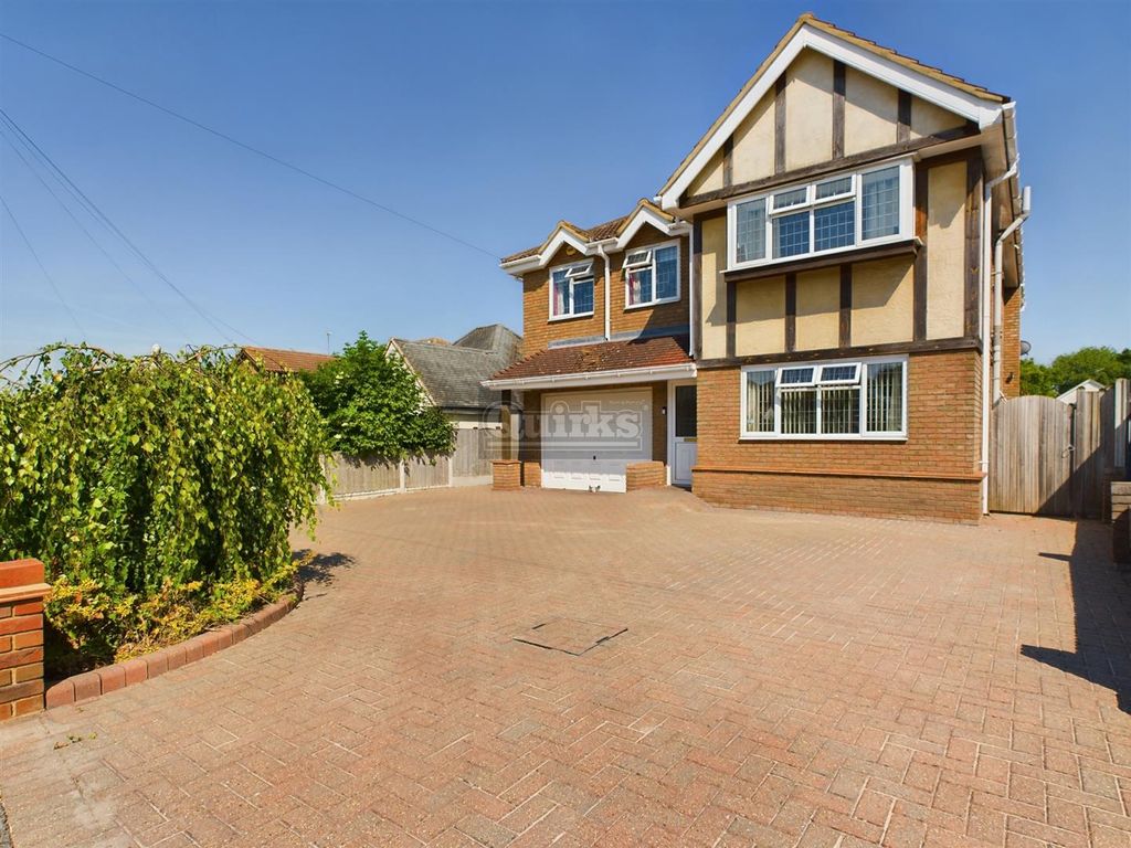 4 bed detached house for sale in Highcliffe Road, Wickford, Essex SS11