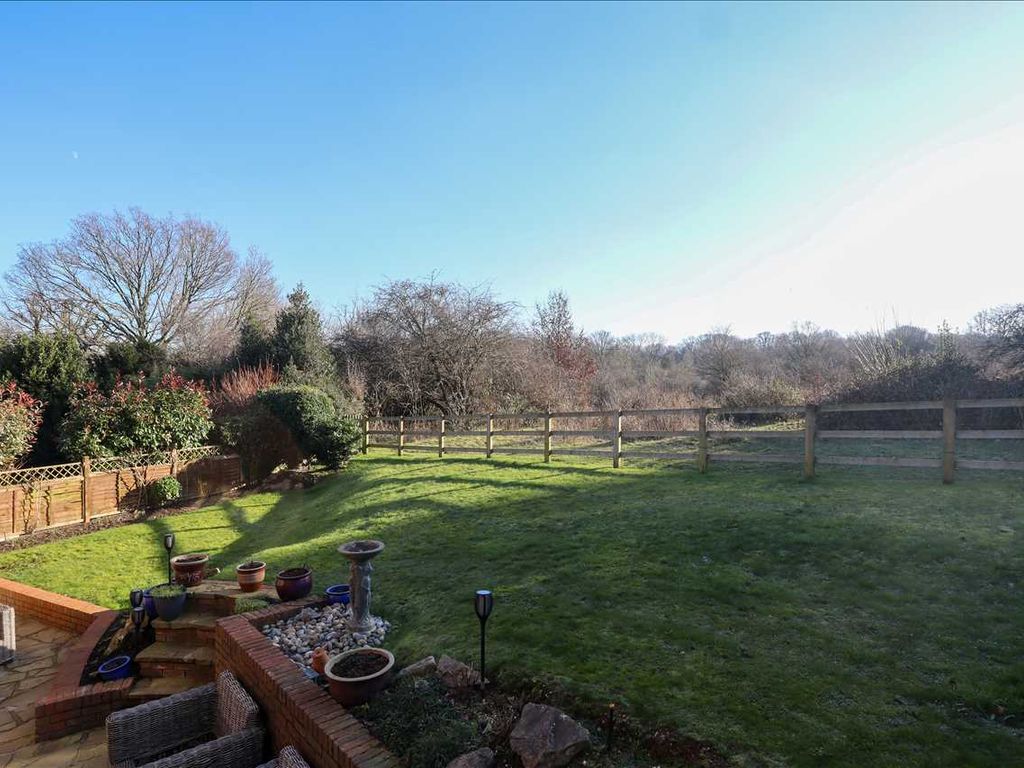 4 bed semidetached house for sale in Barnfield Close, Old Coulsdon