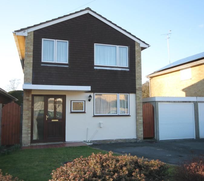 4 bed detached house to rent in Fleming Close, Farnborough, Hampshire
