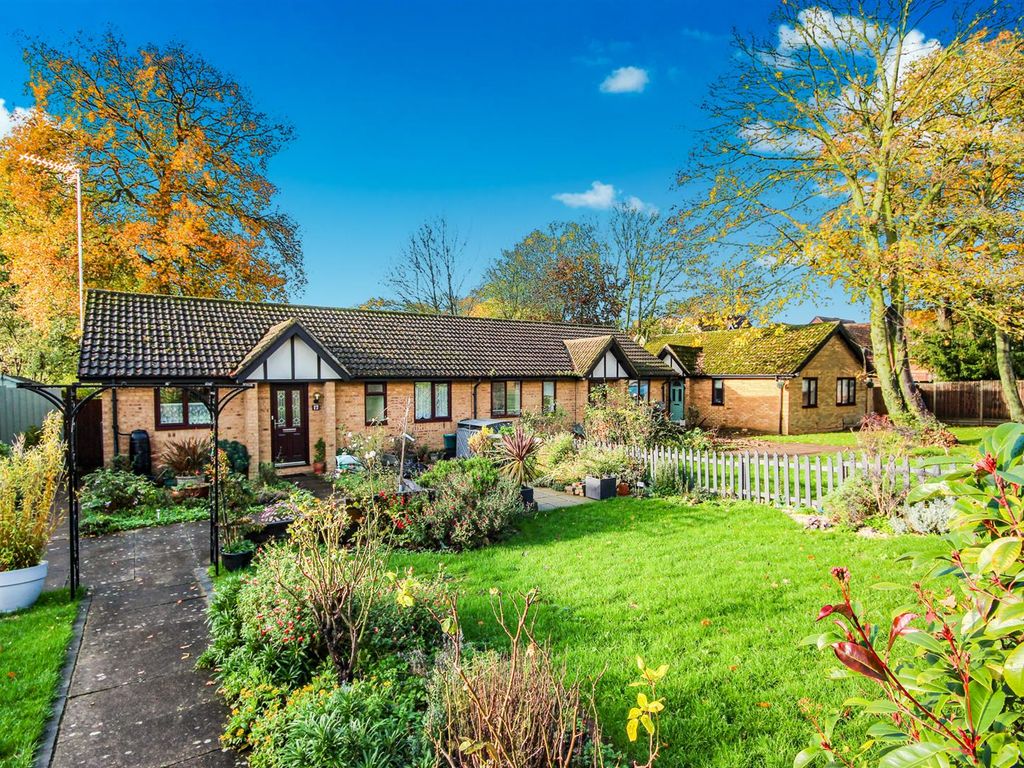 2 bed semidetached bungalow for sale in Wheatcroft Gardens, Rushden