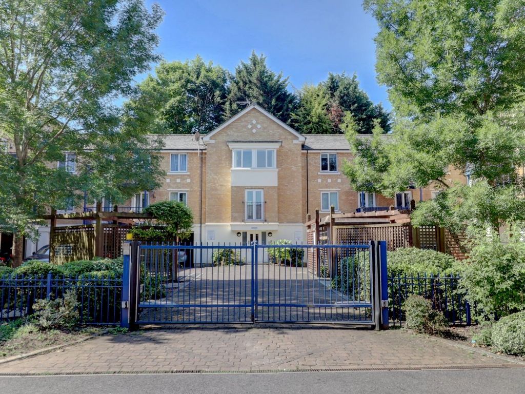 3 bed flat for sale in Peddle Court, West End Road, High