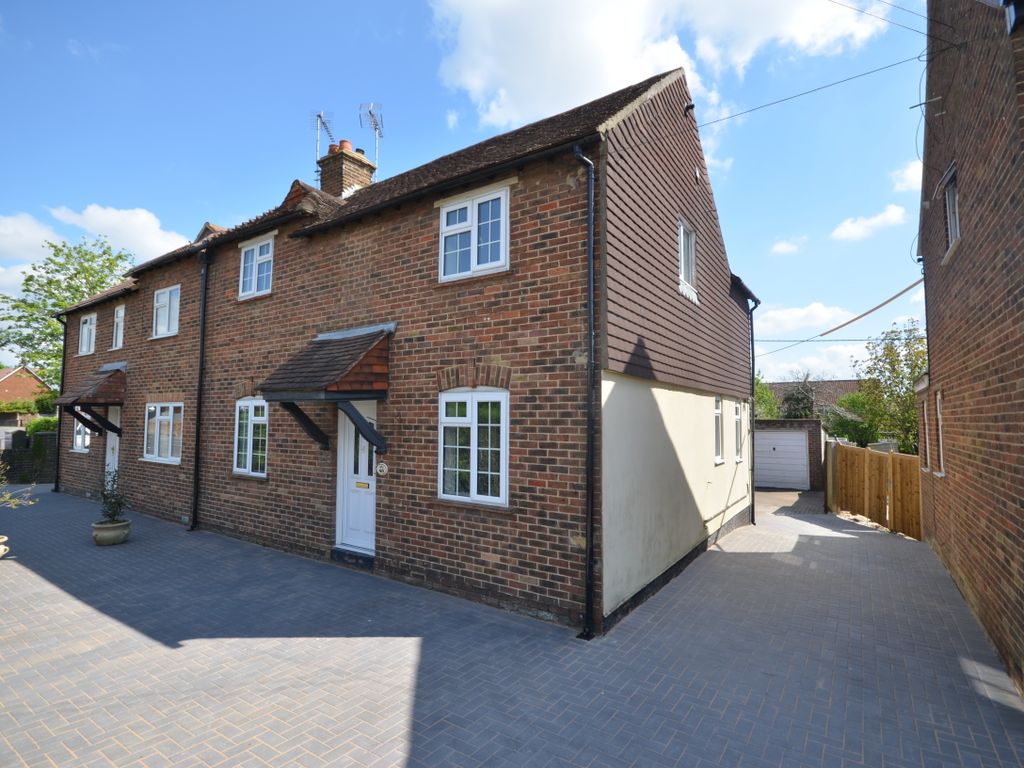 4 bed semidetached house to rent in Weybourne Road, Farnham, Surrey