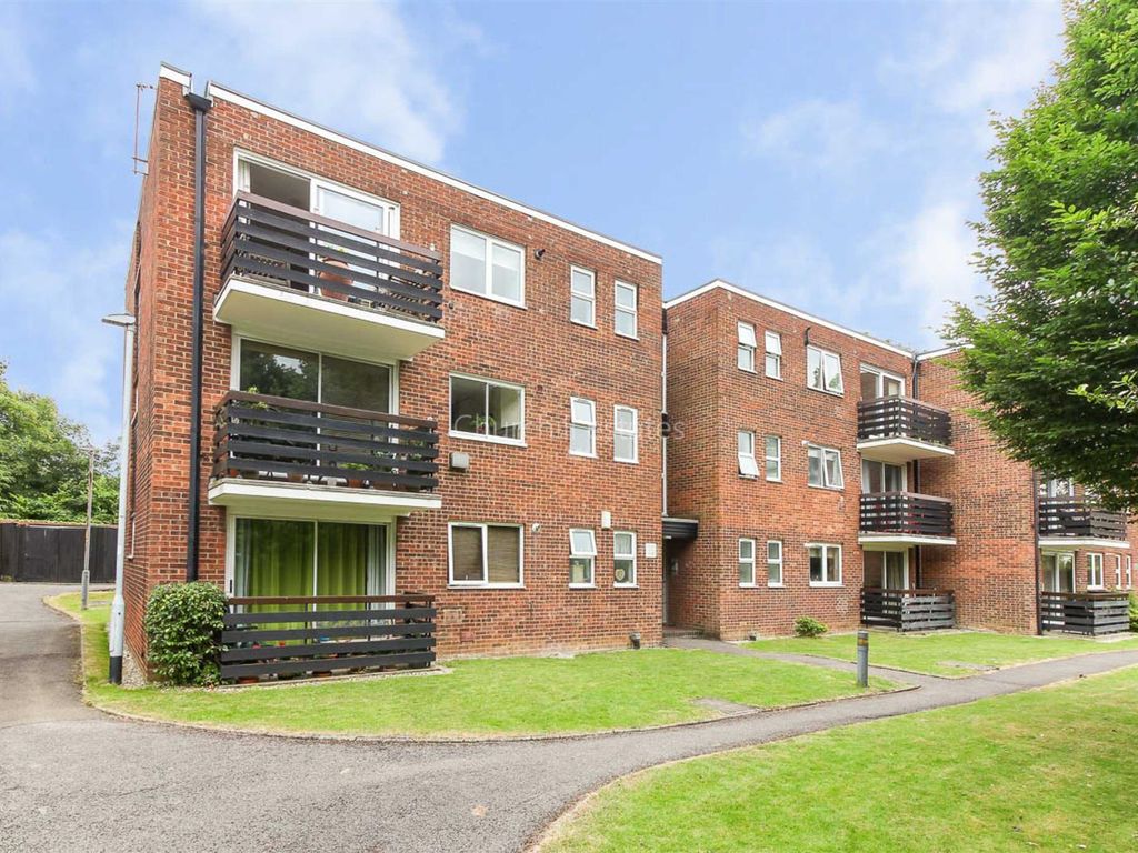3 bed flat to rent in Parkmore Close, Sydney Road, Woodford Green IG8