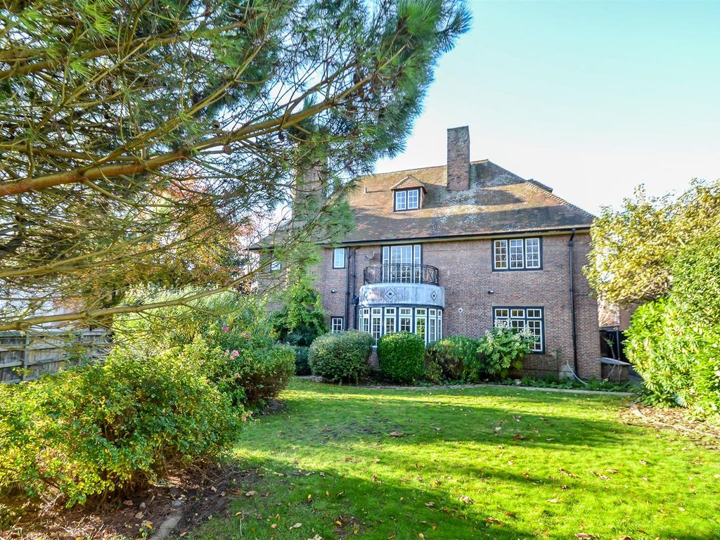 5 bed detached house to rent in Ditton Court Road, WestcliffOnSea