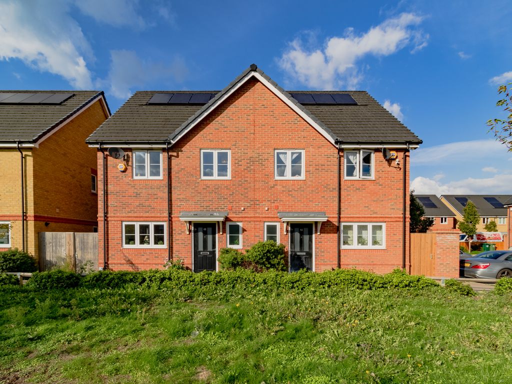 4 bed semidetached house for sale in Holywell Way, StainesUponThames