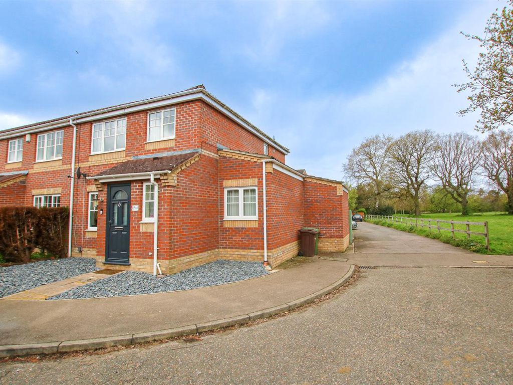 4 bed semidetached house for sale in Wilks Farm Drive, Sprowston