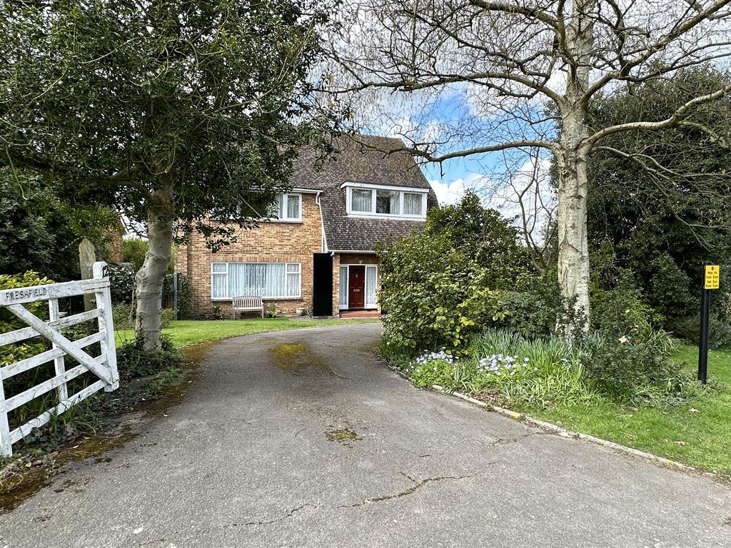 3 bed detached house for sale in Roundwood Avenue, Hutton Mount, Brentwood CM13 Zoopla