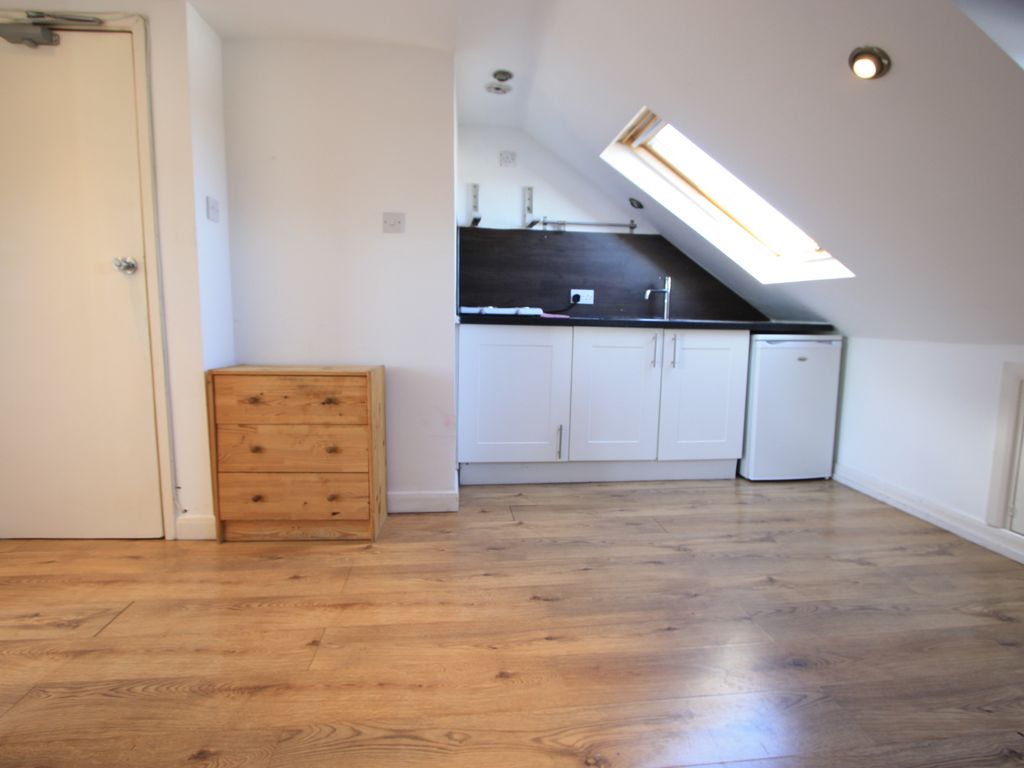 Studio to rent in Lymington Close, London SW16, £1,150 pcm Zoopla