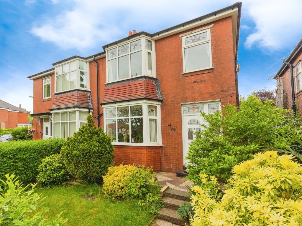 3 bed semidetached house for sale in Springbank, Oldham OL9, £220,000