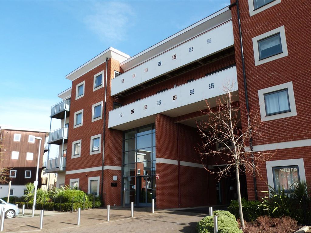 2 bed flat to rent in Rushley Way, Island, Reading RG2, £1,600