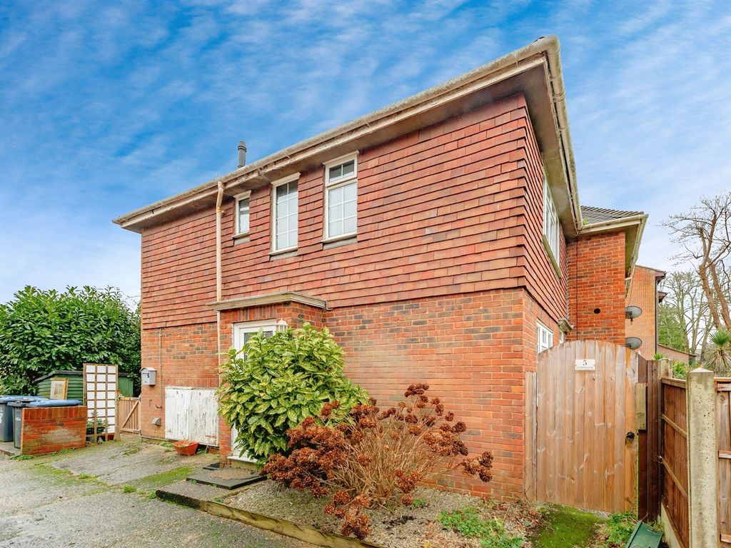 2 bed flat for sale in Southwick Close, East Grinstead RH19, £290,000