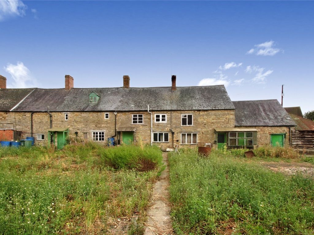 4 bed end terrace house for sale in Main Street, Turweston, Brackley