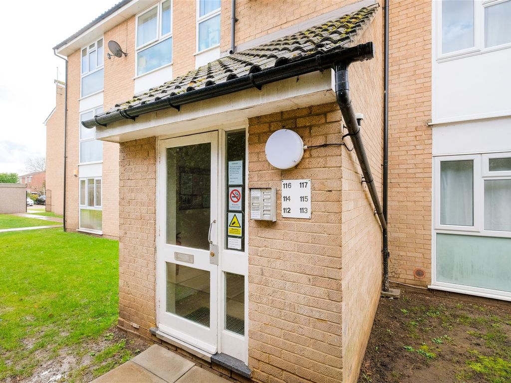 2 bed flat to rent in Trotwood, Chigwell IG7 Zoopla