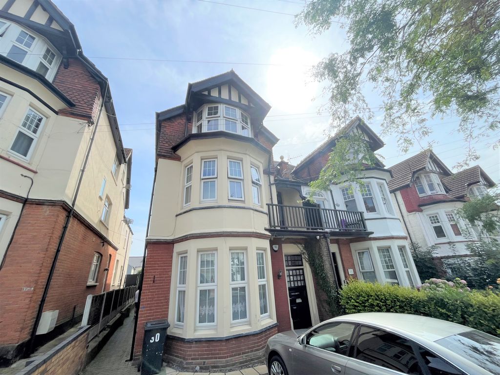 Room to rent in Palmerston Road, WestcliffOnSea SS0, £600 pcm Zoopla