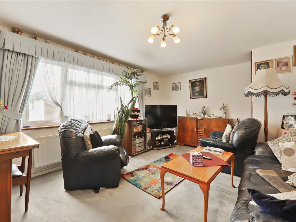 2 bed flat for sale in Harlech Gardens, Heston, Hounslow TW5, £295,000