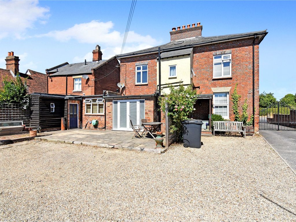 5 bed linkdetached house for sale in Chapel Street, Thatcham