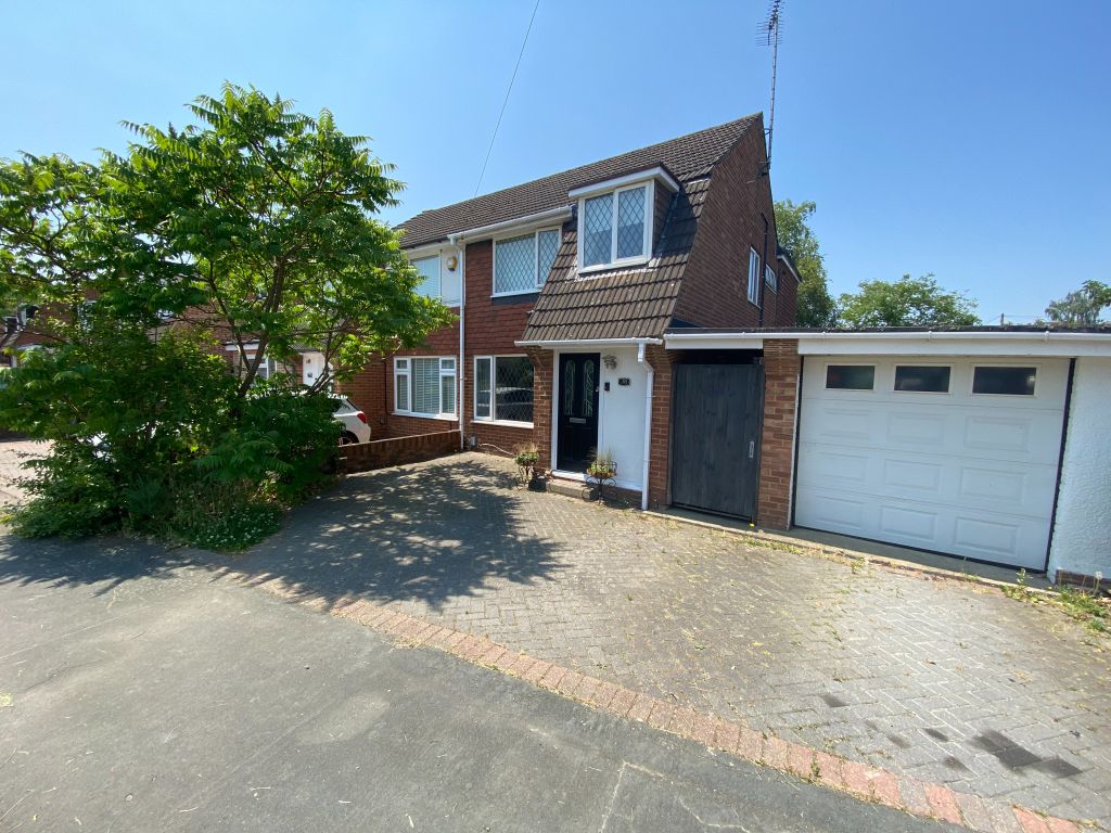 4 bed semidetached house for sale in Southwood Avenue, Knaphill