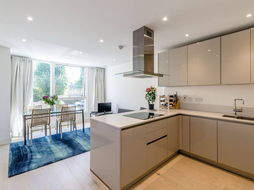 1 bed flat to rent in Rochester Place, Camden Town, London NW1, £2,579