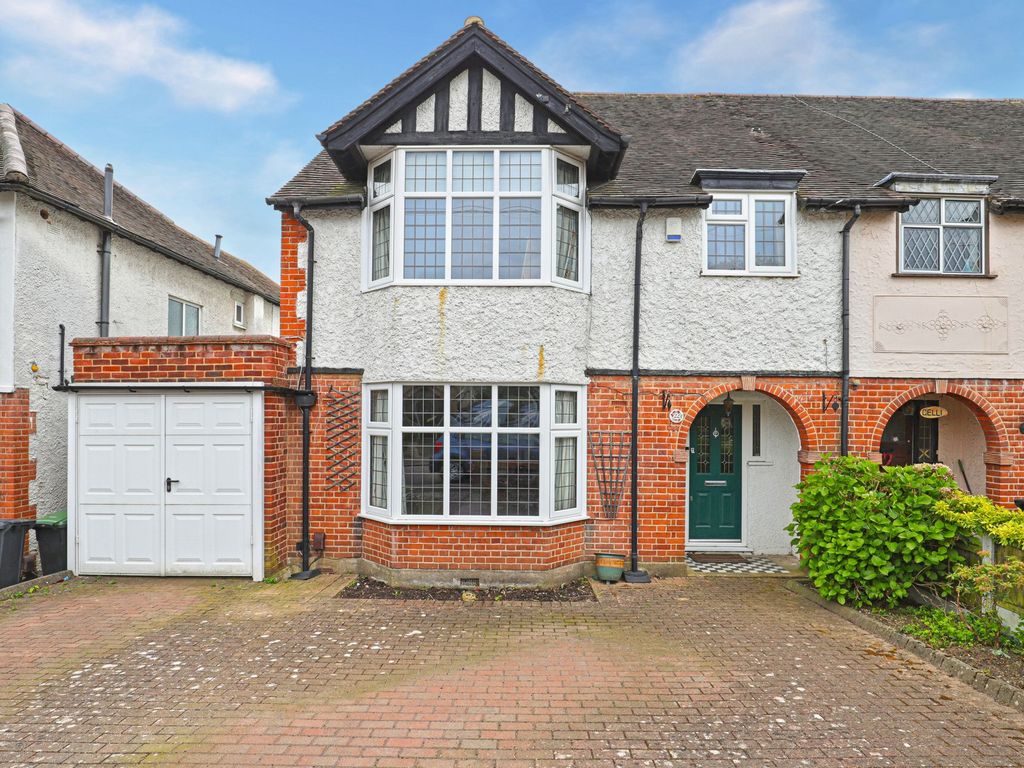 4 bed semidetached house for sale in Priory Road, Loughton IG10, £