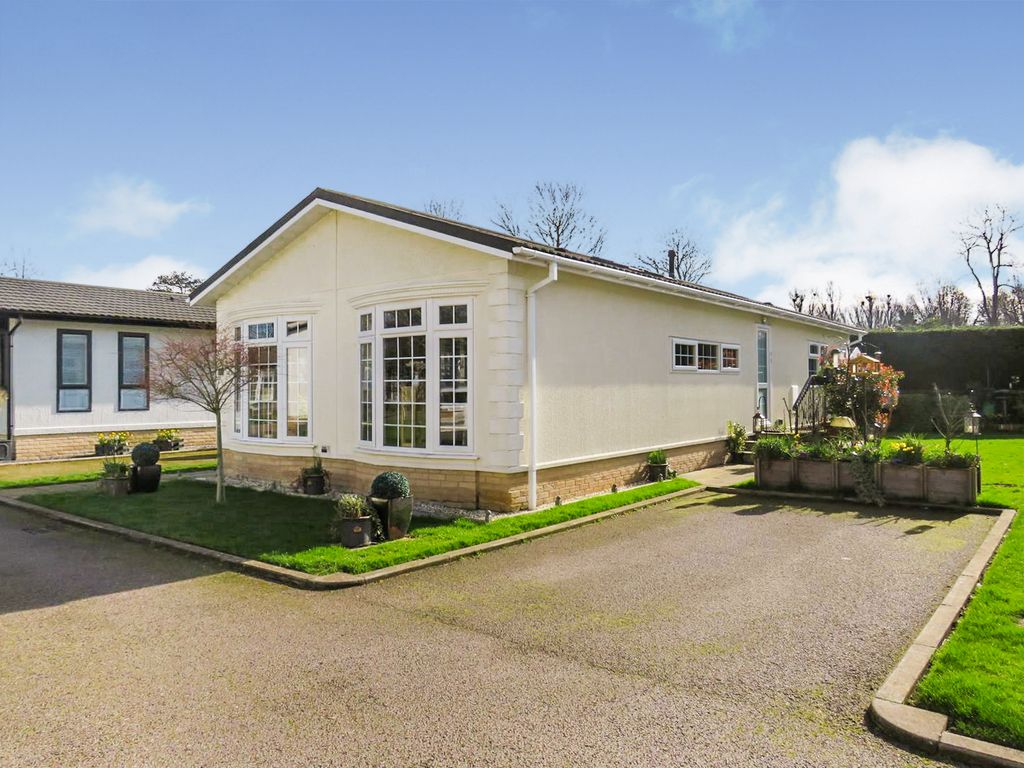 2 bed mobile/park home for sale in Ely Road, Waterbeach, Cambridge CB25