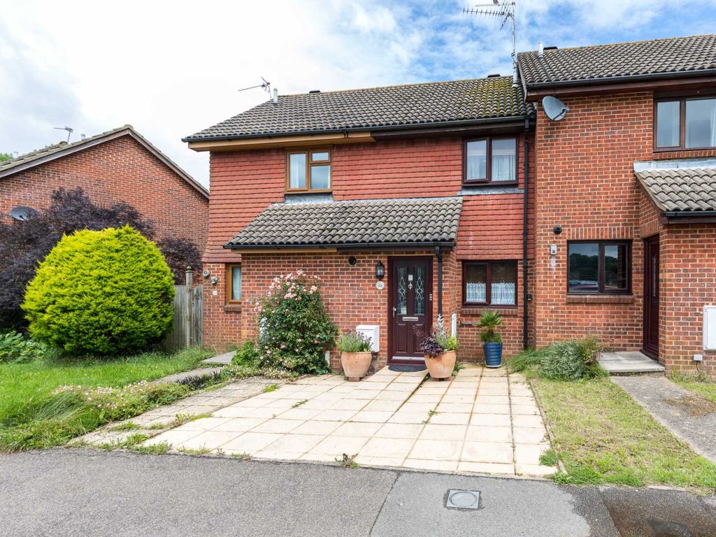 2 bed terraced house to rent in Hills Farm Lane, Horsham RH12, £1,350