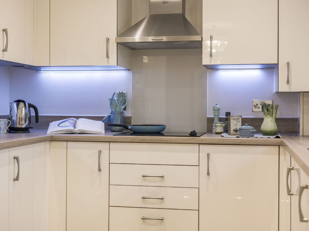 2 bed flat to rent in Debden House, Fallow Drive, Newport, Saffron