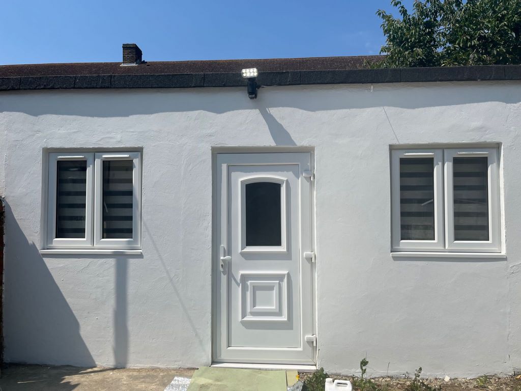 Studio to rent in Grosvenor Road, Dagenham RM8, £1,300 pcm Zoopla