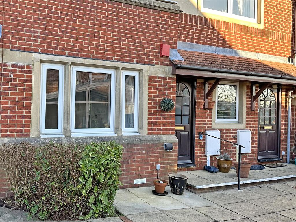 2 bed for sale in Alma Road, Reigate RH2, £250,000 Zoopla