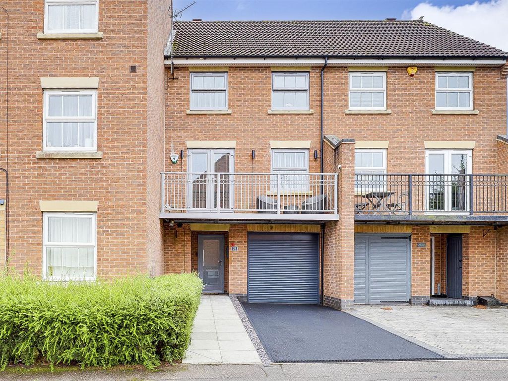 4 bed town house for sale in Swifts View, KirkbyInAshfield