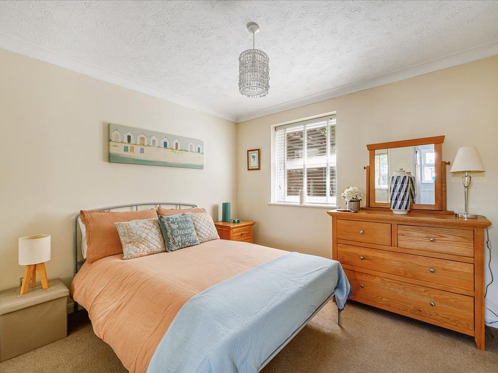 1 bed flat for sale in Manor Vale, Brentford TW8, £355,000 Zoopla