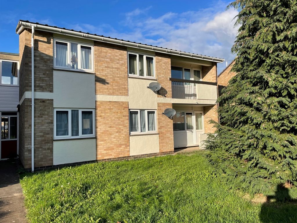 2 bed flat to rent in Calvados Road, Taunton TA1, £895 pcm Zoopla